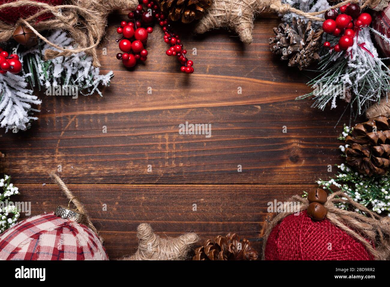 Weihnachtsschmuck auf braunem Holz Hintergrund mit kopieren. Tannenzapfen, Garland, Beeren und Kiefer Niederlassungen Stockfoto