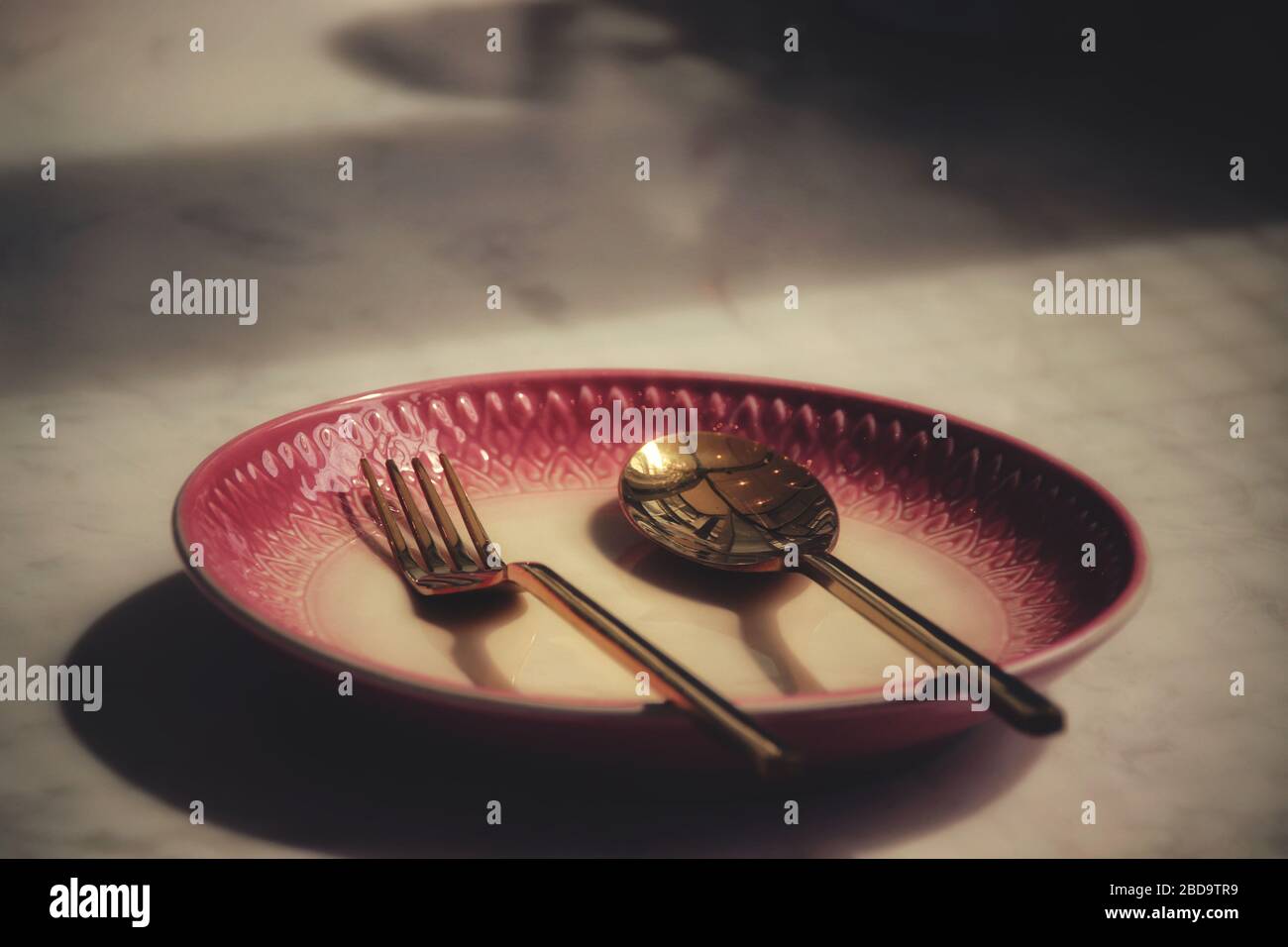 Leerer Teller in einem geschlossenen Restaurant zeigt die Einsamkeit, Wirtschaftskrise, Hunger und Depression als Folge sozialer Distanzierung, Sperrung und Ich Stockfoto