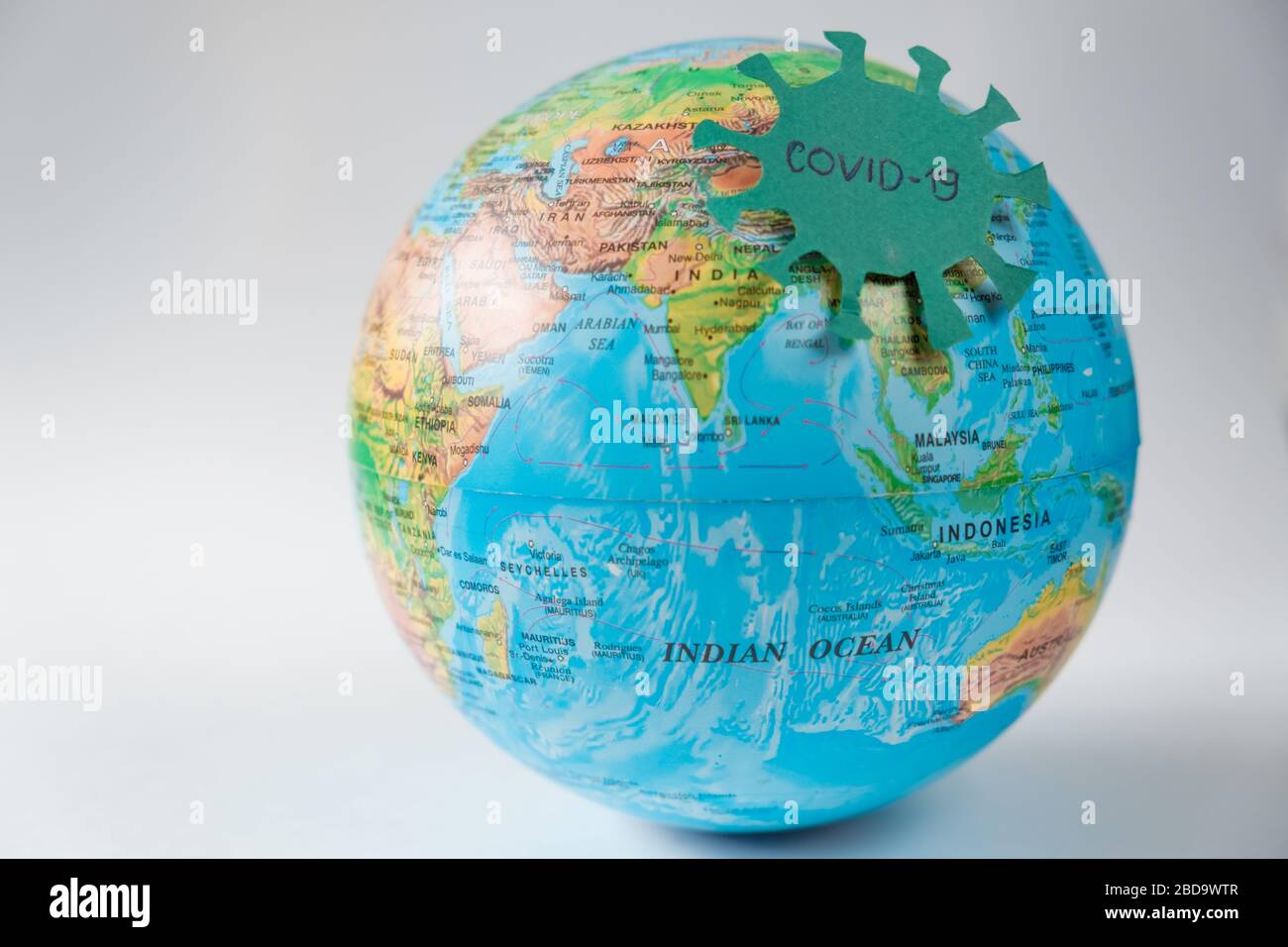 Pandemic Covid-19. Globus mit dem Coronavarus-Virus auf weißem Hintergrund. Das Konzept einer globalen Epidemie Stockfoto