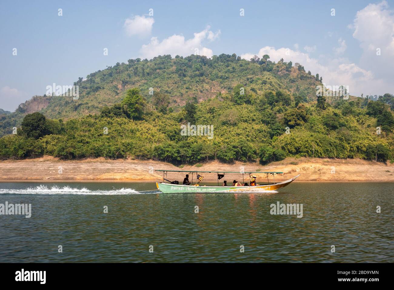 Nakhon Nayok, Thailand - 2. Februar 2020: Gruppe thailändischer Menschen auf orangefarbenem Rettungsweste, die mit Holzschnellboot zum Sightseeing in Khun Dan P fahren Stockfoto