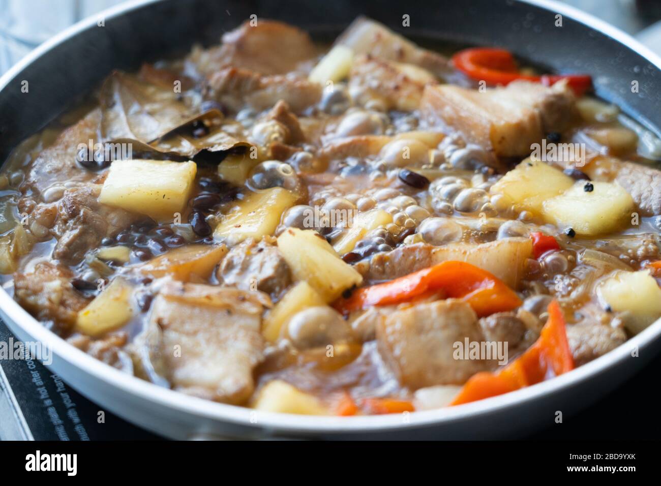 Ein traditionelles kulinarisches Gericht, das auf den Philippinen als Schweineadobo bekannt ist Stockfoto