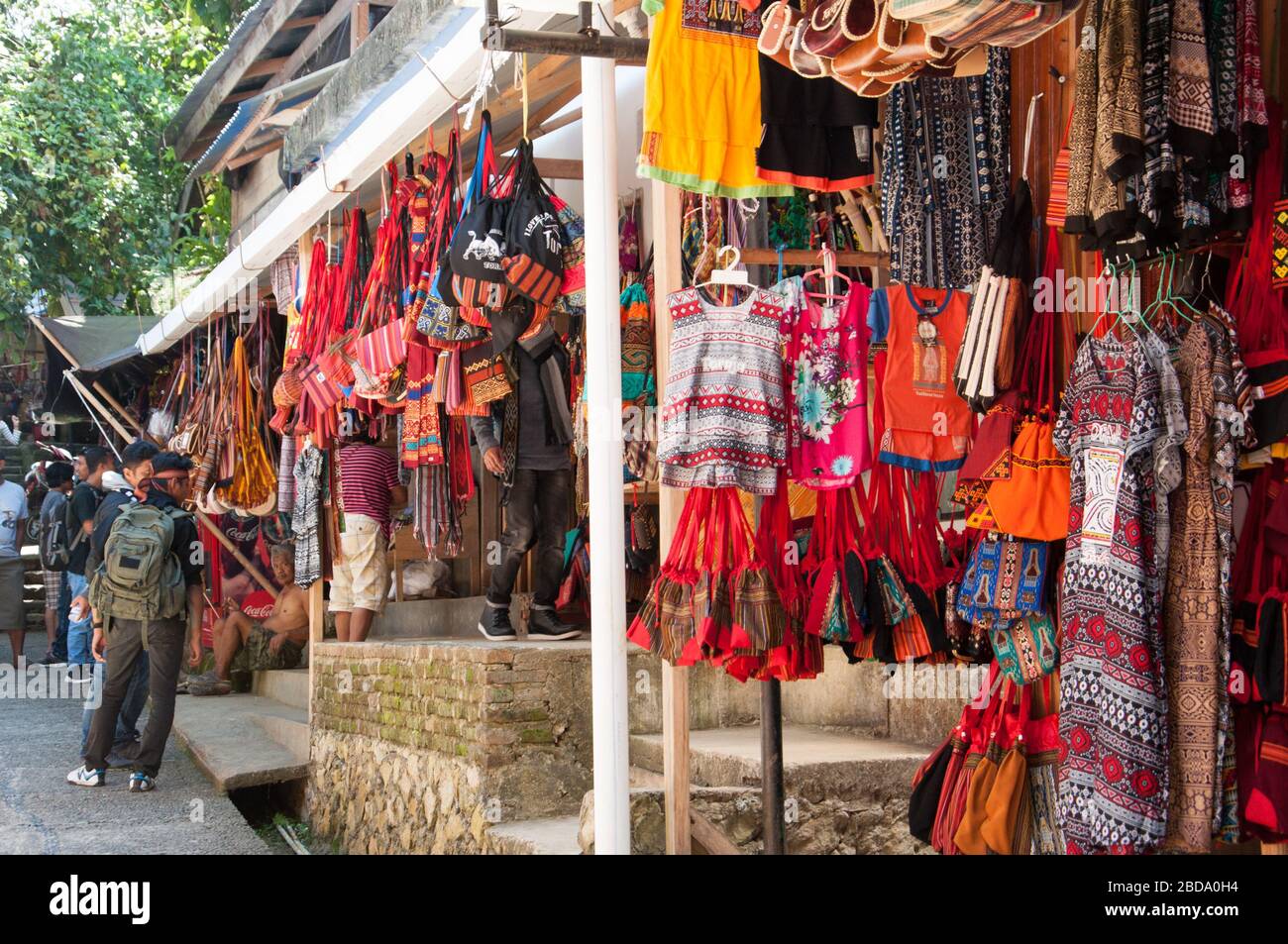 Souvenirläden am Ke'te Kesu Standort in Nord-Toraja, Indonesien. Tana Toraja in Süd-Sulawesi ist einer der Höhepunkte des indonesischen Tourismus. Die Stockfoto