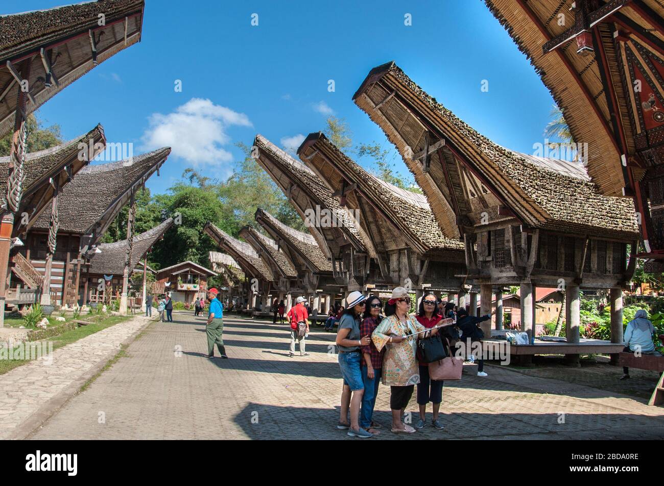 Traditionelle Häuser des Toraja-Stammes am Ke'te Kesu Komplex im Norden Toraja von Indonesien. Tana Toraja im Süden Sulawesis ist einer der Höhepunkte Stockfoto