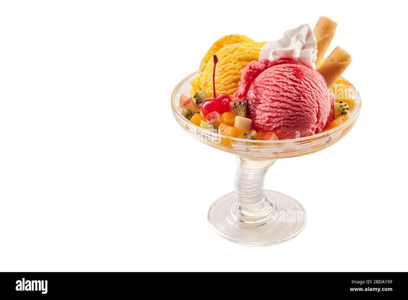 Eine bunte tropische Eiscreme Fruchtsundae auf weißem Hintergrund mit Kopierraum. Stockfoto
