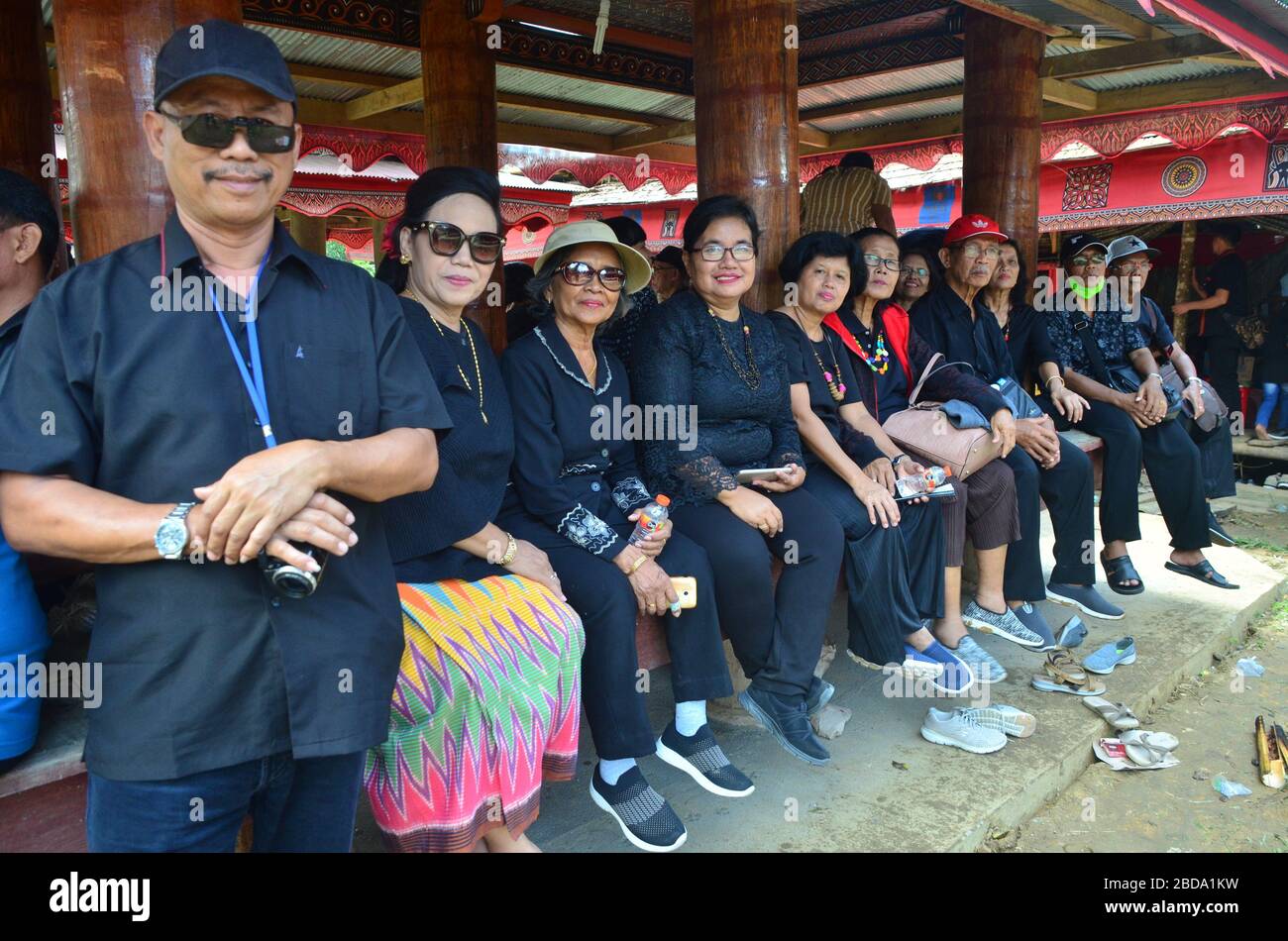 Besucher und Verwandte nehmen an einer Trauerfeier in Tana Toraja, Indonesien, teilzunehmen. Stockfoto