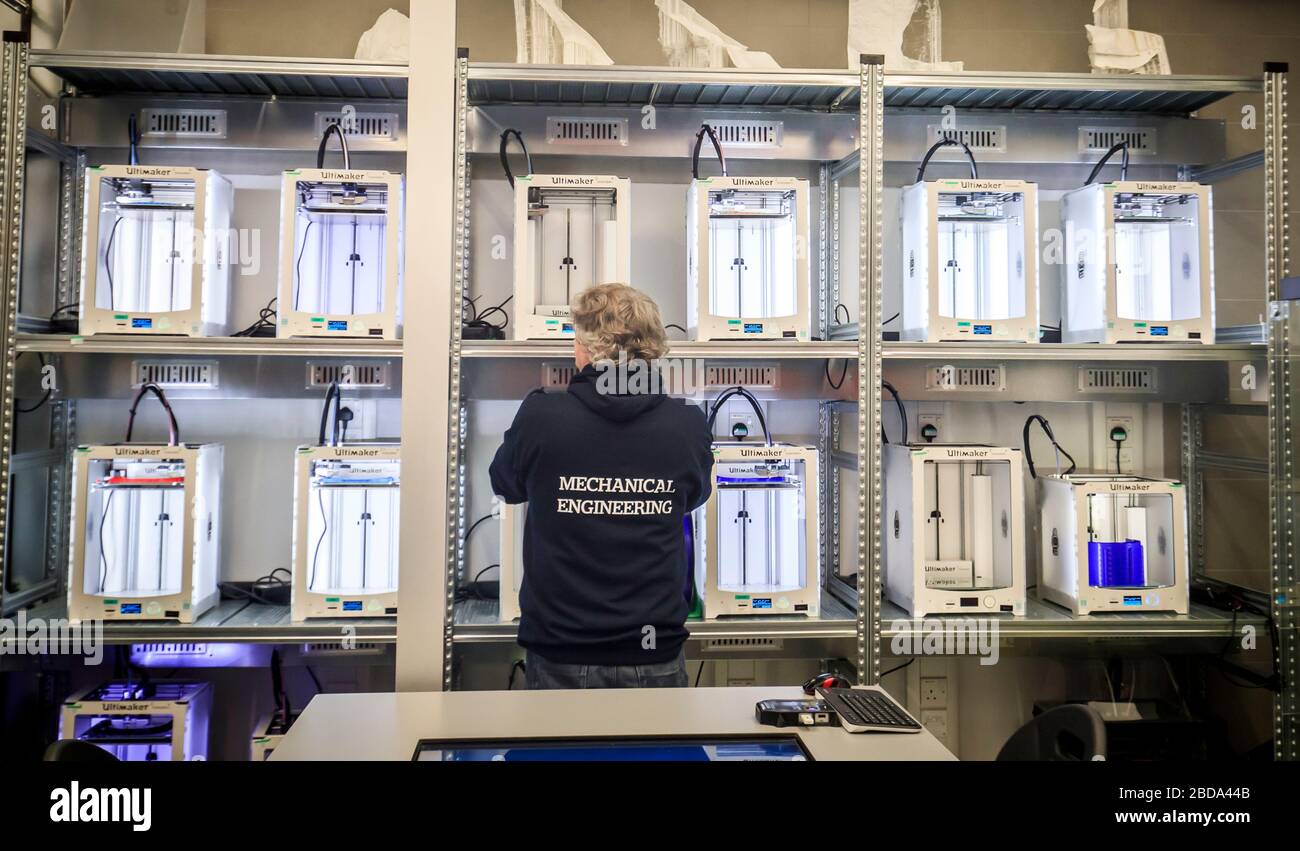 Nathan Brown, Senior Lecturer in Maschinenbau, an der University of Hull, arbeitet mit einer Reihe von 3D-Druckern zusammen, die 3D-bedruckte Gesichtsschutzgeräte herstellen, um den Mitarbeitern des Gesundheitsdienstes bei der Bekämpfung von Coronavirus zu helfen. Stockfoto