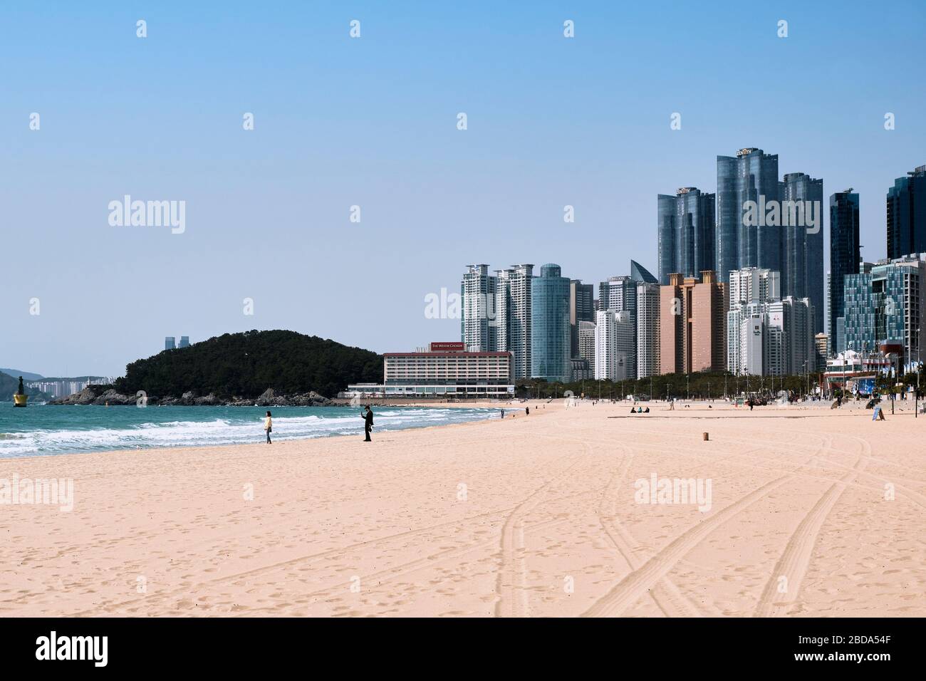 BUSAN, SÜDKOREA - 14. MÄRZ 2020: Ein Schuss Haeundae Beach, der ein beliebtes Touristenziel in Südkorea ist. Stockfoto