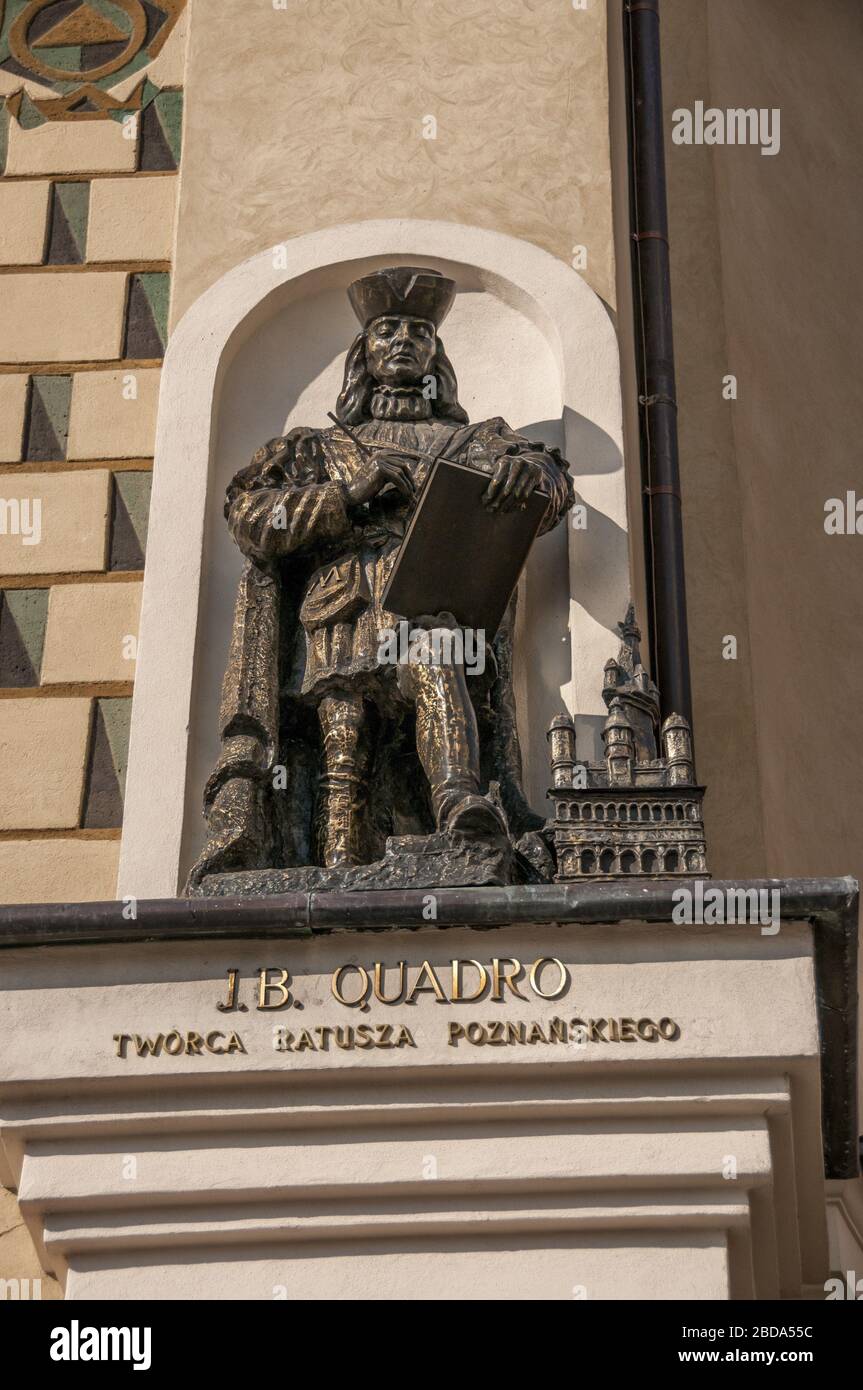 Eine Skulptur, die den Schöpfer des Rathauses Giovanni Battista di Quadro darstellt. Posen, Großpolen, Polen. Stockfoto