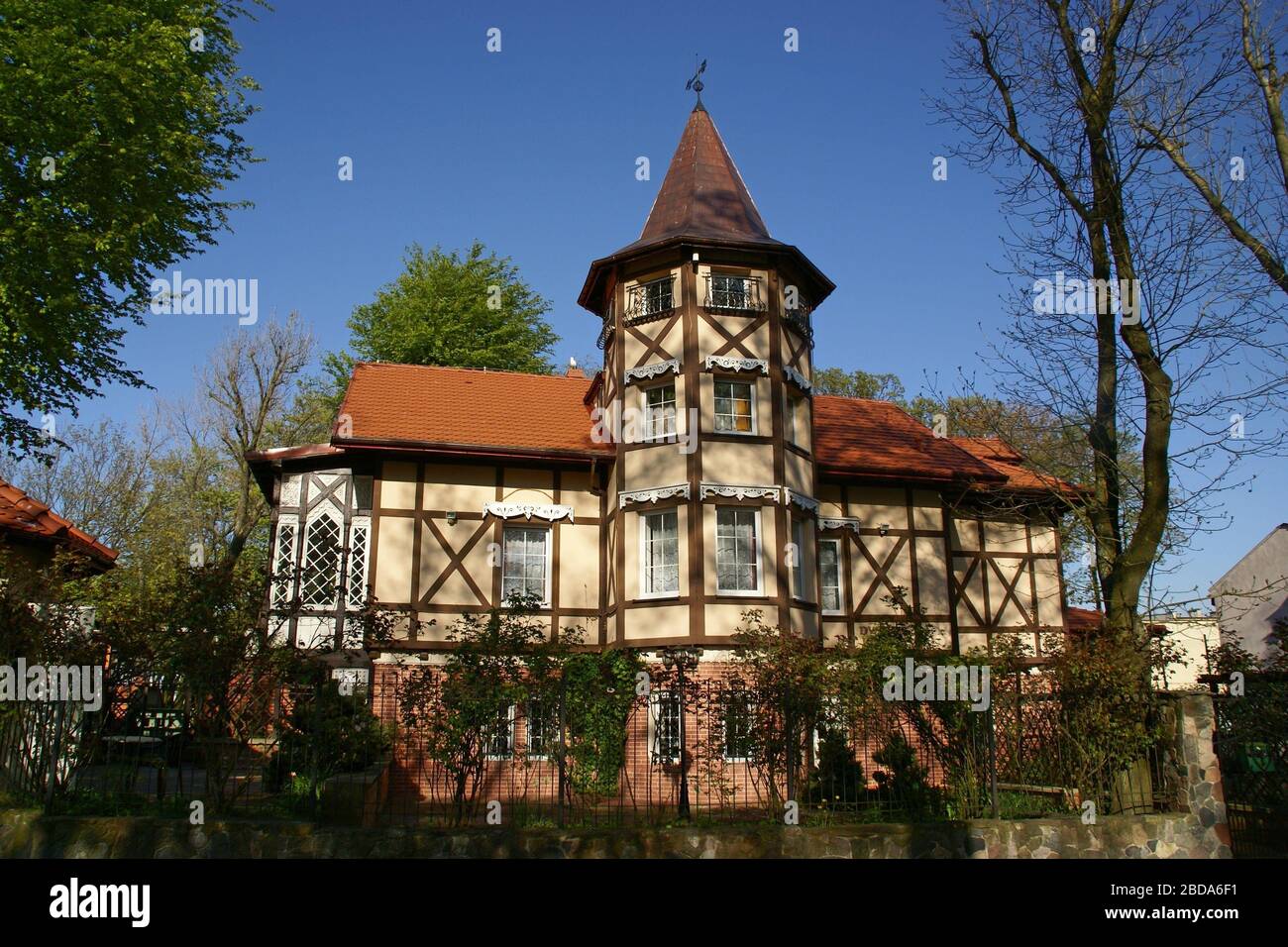 Gebäude in Ustka, der polnischen Wojewodschaft Pomery. Stockfoto
