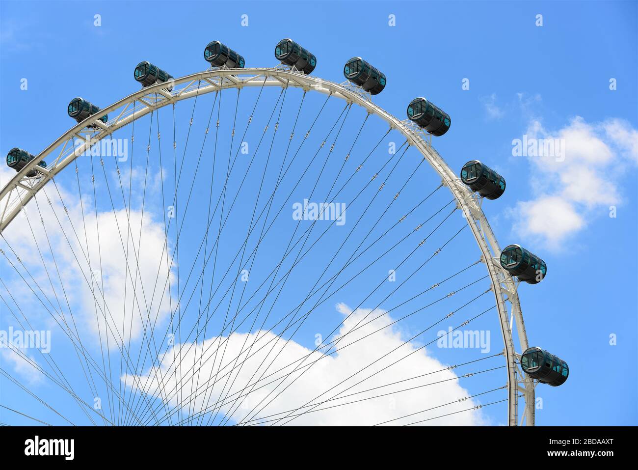 Wahrzeichen Singapur Flyer Riesenrad aus nächster Nähe isoliert gegen den Himmel in Marina Bay, Singapur Stockfoto