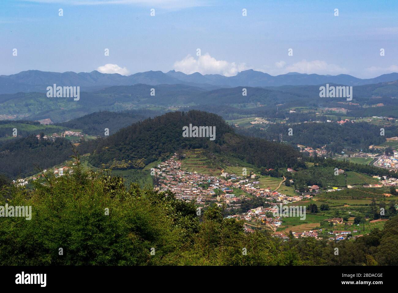 Wunderschöne Aussicht auf das Tal von Ooty Berg Doddabetta in Tamil Nadu, Indien Stockfoto