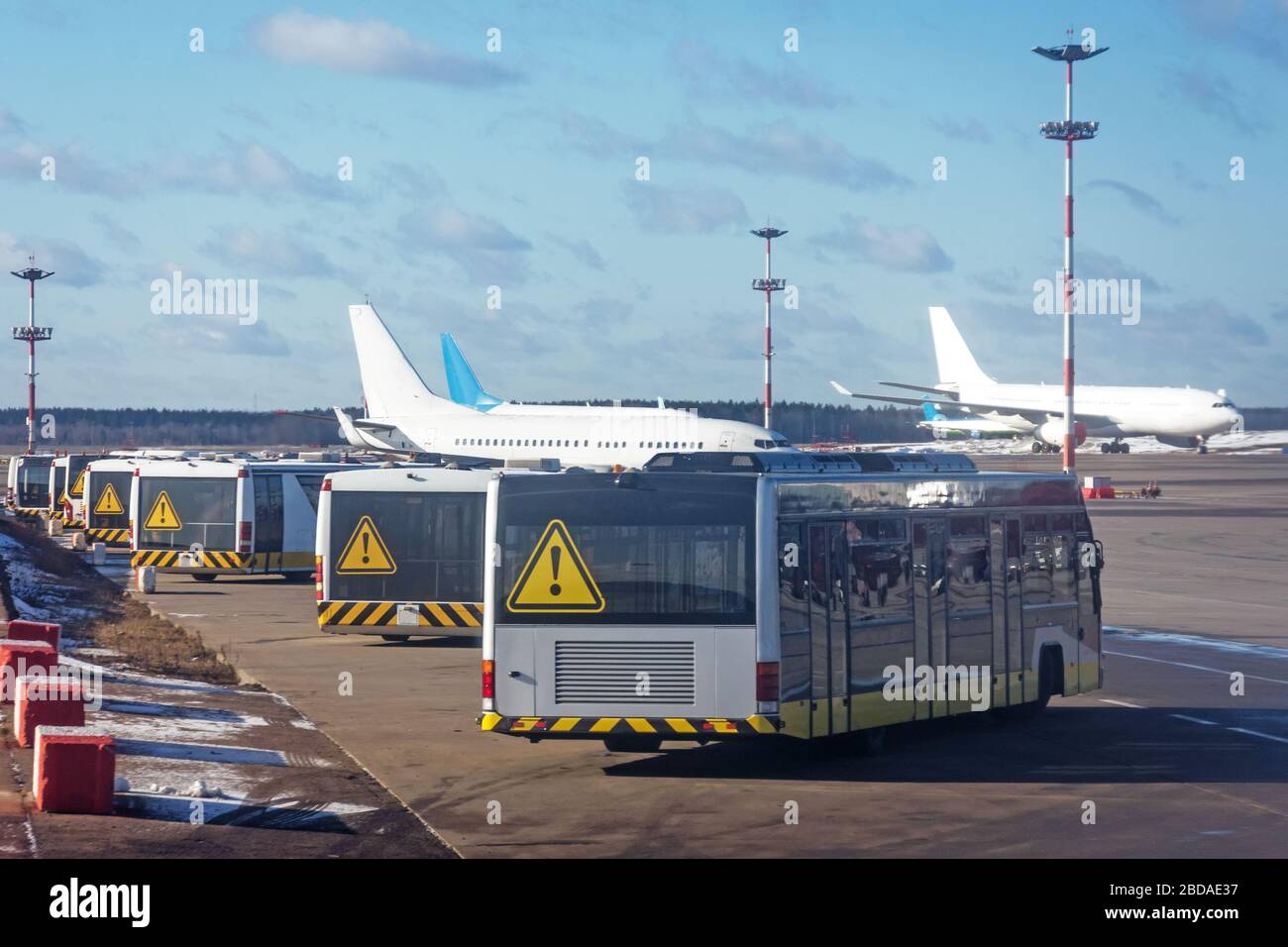 In einer Reihe geparkte Personenbusse am Flughafen Stockfoto
