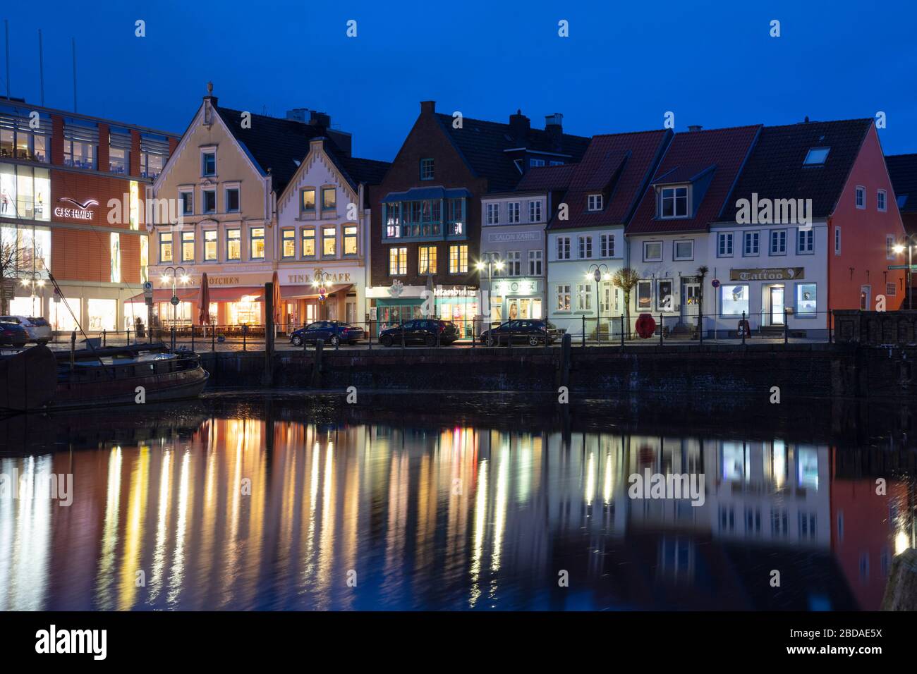 Binnenhafen von Husum beleuchtet am Abend, Husum, Nordfriesland, Schleswig-Holstein, Deutschland, Europa Stockfoto