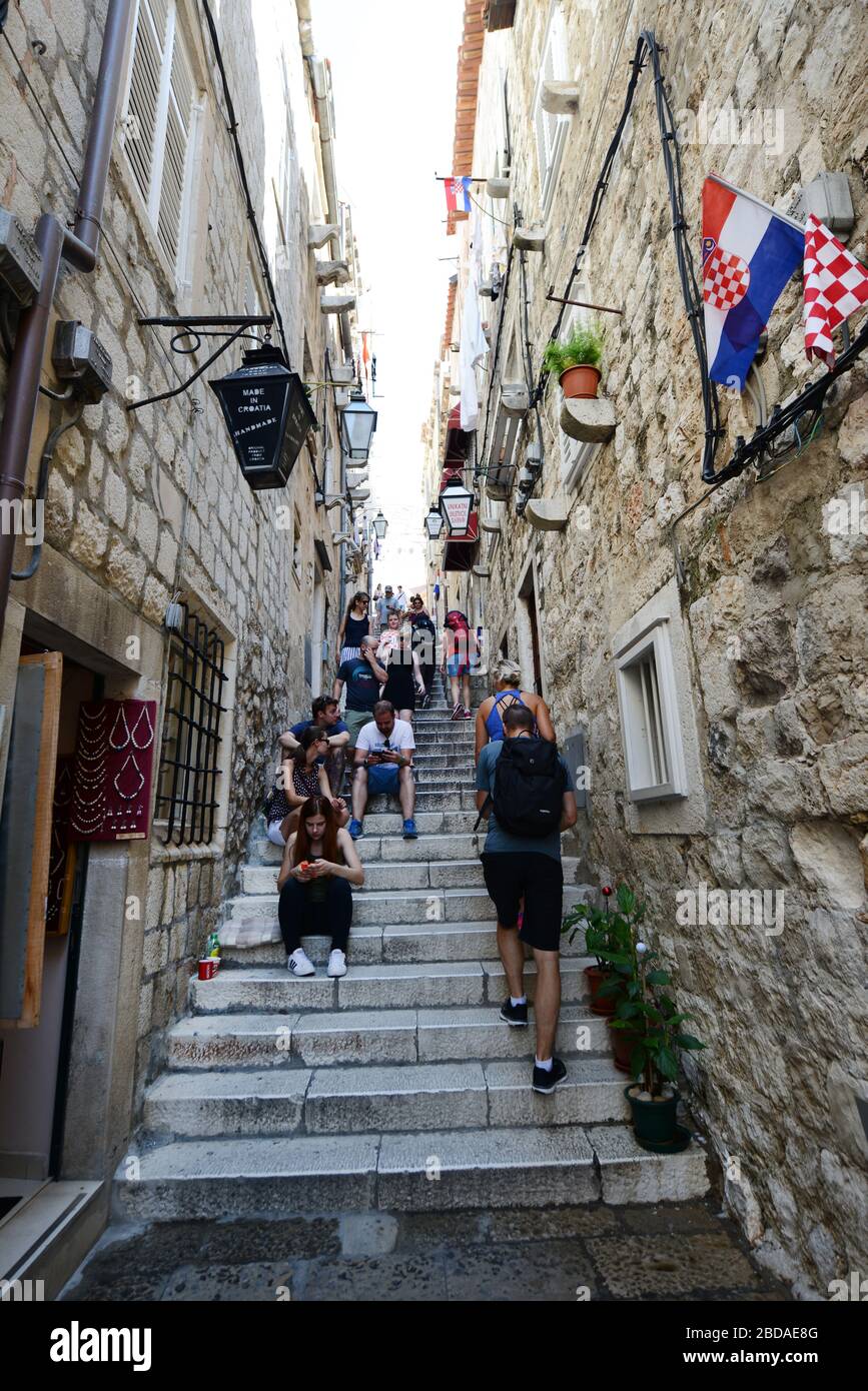 Klettern auf den engen Gassen der Altstadt von Dubrovnik, Kroatien. Stockfoto