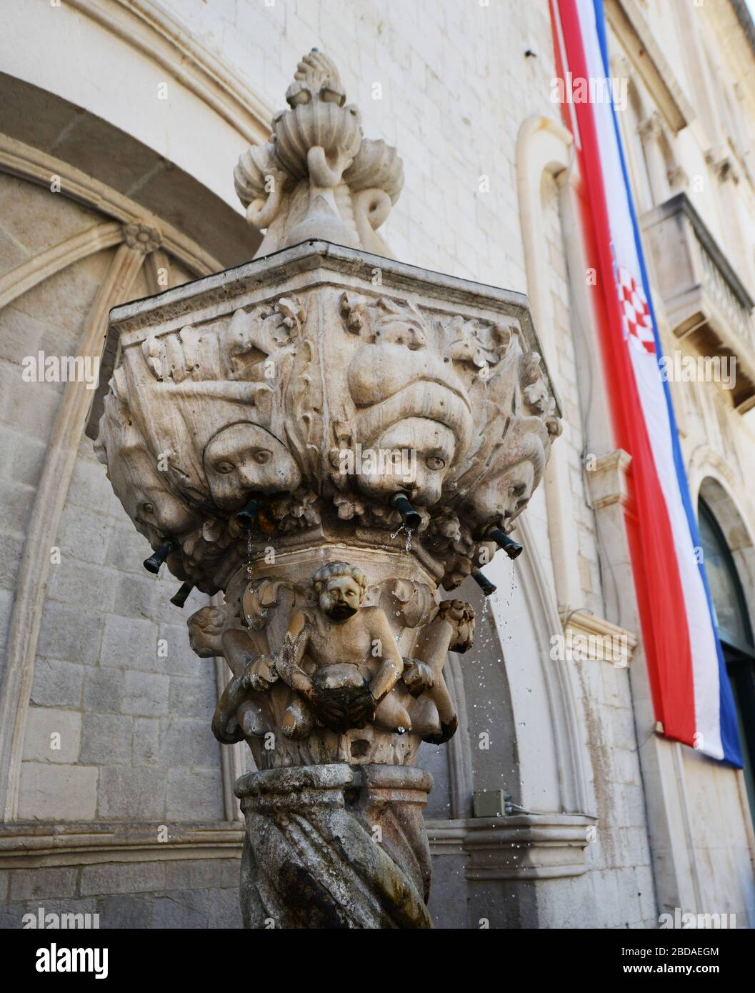 Der kleine Onofrio-Brunnen in der Altstadt von Dubrovnik, Kroatien. Stockfoto