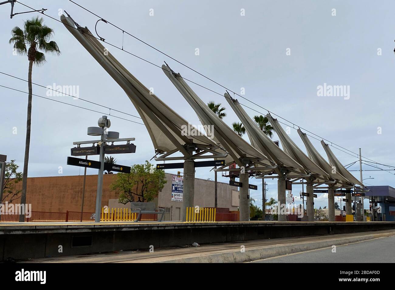 KALIFORNIEN, USA. April 2020. Die freie Metro-Rail-Gold-Linie-Station am Atlantic Blvd inmitten der globalen Coronavirus-COVID-19-Pandemie, Dienstag, 7. April 2020, in Los Angeles, Kalifornien, USA. (Foto von IOS/Espa-Images) Credit: European Sports Photo Agency/Alamy Live News Stockfoto