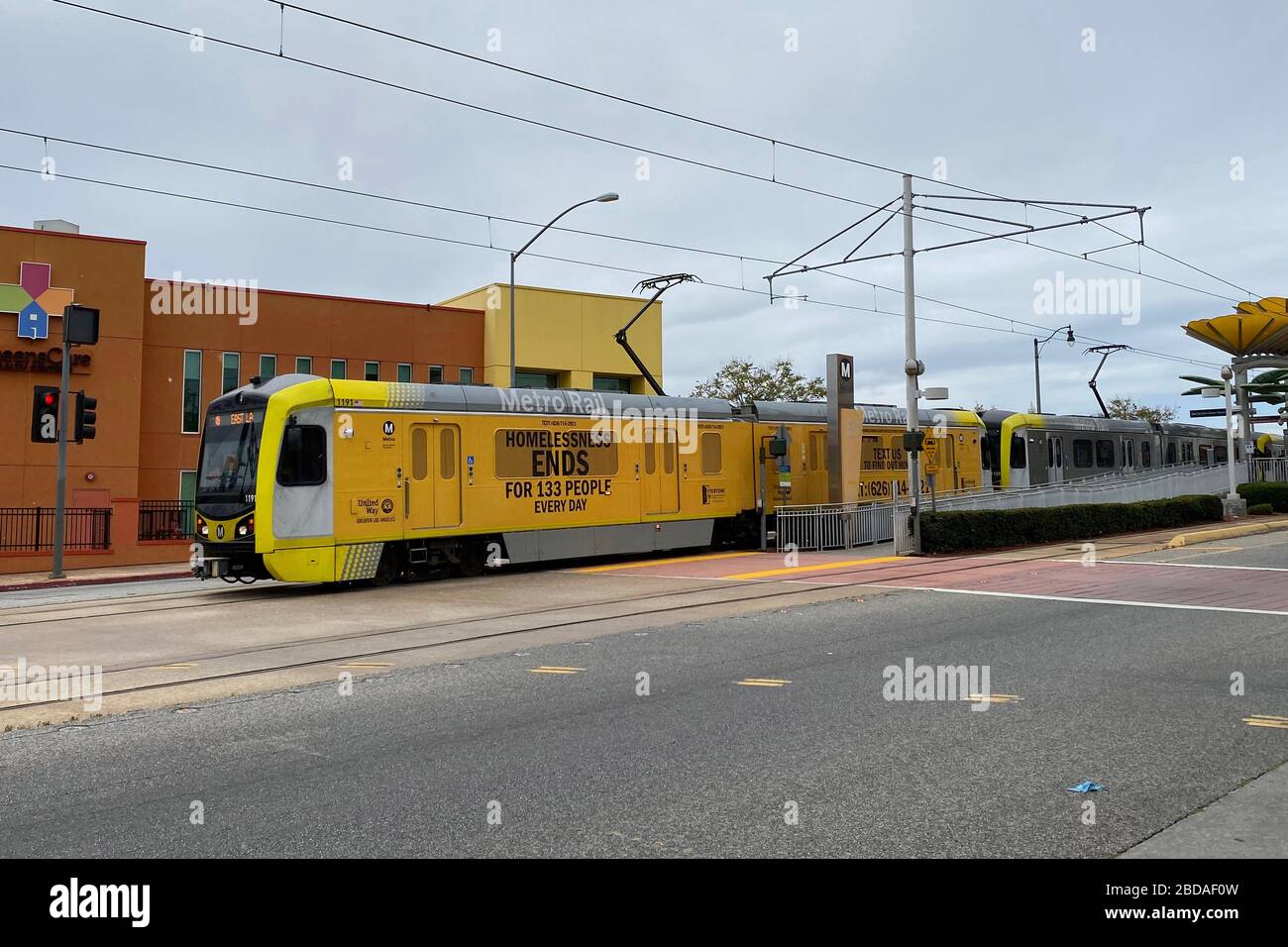 KALIFORNIEN, USA. April 2020. Ein Zug der Metro Rail Gold Line fährt am Bahnhof East LA Civic Center inmitten der globalen Coronavirus COVID-19-Pandemie, Dienstag, 7. April 2020, in Los Angeles, Kalifornien, USA ab. (Foto von IOS/Espa-Images) Credit: European Sports Photo Agency/Alamy Live News Stockfoto