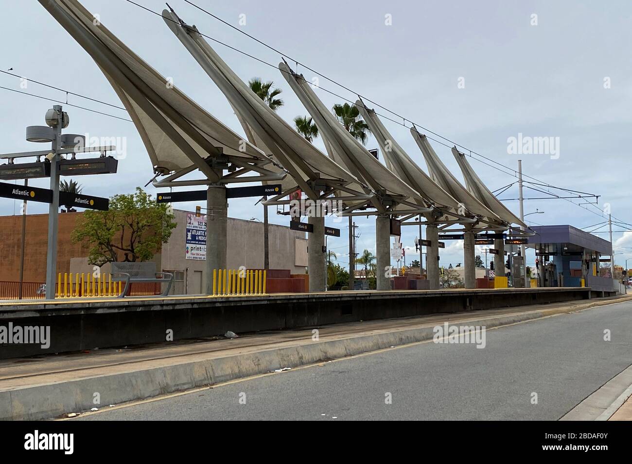 KALIFORNIEN, USA. April 2020. Die freie Metro-Rail-Gold-Linie-Station am Atlantic Blvd inmitten der globalen Coronavirus-COVID-19-Pandemie, Dienstag, 7. April 2020, in Los Angeles, Kalifornien, USA. (Foto von IOS/Espa-Images) Credit: European Sports Photo Agency/Alamy Live News Stockfoto