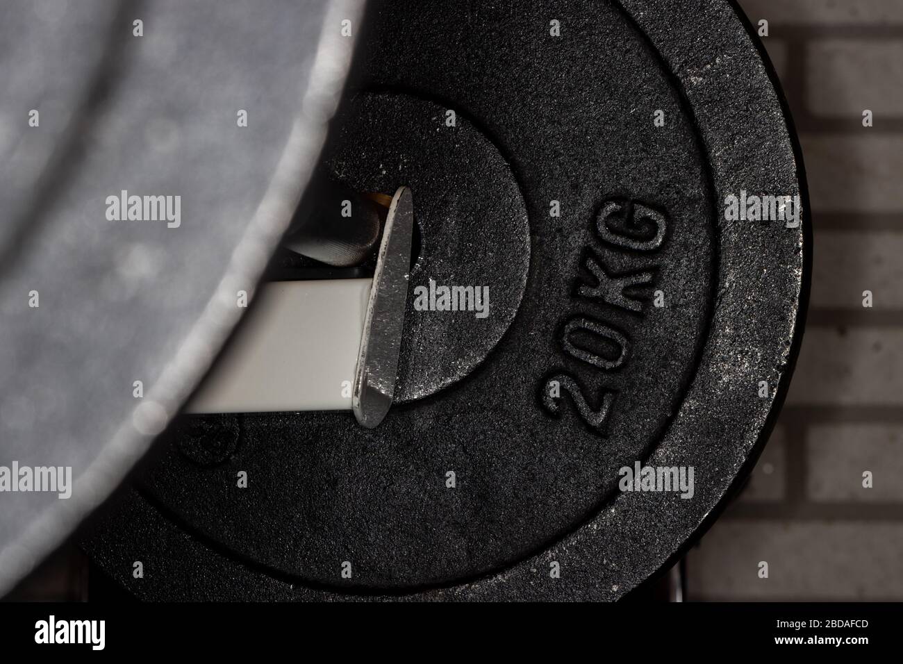 Weighths auf dem Squat Rack in der Heimturnhalle Stockfoto