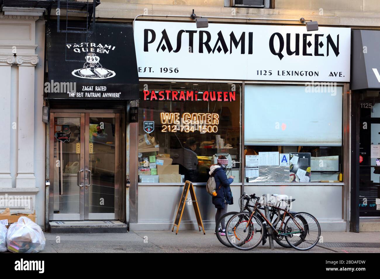 Pastrami Queen, 1125 Lexington Ave, New York, NYC Schaufensterfoto eines koscheren jüdischen Delikatessenläden auf der Upper East Side von Manhattan. Stockfoto