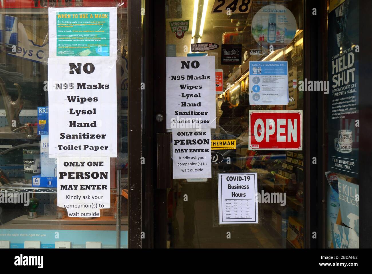 New York, New York, 4. April 2020. Coronavirus COVID-19 zugehörige Schilder, die auf das Schaufenster des Stores AUFGEKLEBT SIND, WEITERE INFORMATIONEN FÜR EINE VOLLSTÄNDIGE BESCHRIFTUNG FINDEN SIE HIER Stockfoto