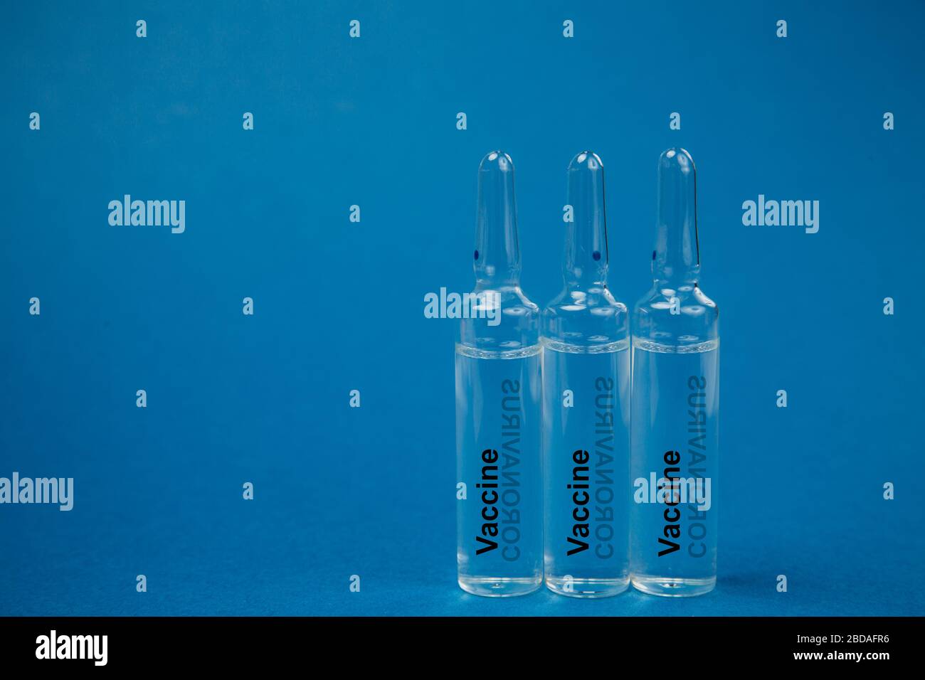 Medizin in einer Ampulle auf blauem Hintergrund. Auf Ampullen, die Coronavirus Impfstoff geschrieben hat. Coronavirus stoppen. Konzept. Eine Epidemie, ein lebensrettender Impfstoff. Stockfoto Medizin in einer Ampulle auf blauem Hintergrund. Auf Ampullen, die Coronavirus Impfstoff geschrieben hat. Coronavirus stoppen. Konzept. Eine Epidemie, ein lebensrettender Impfstoff. Stockfoto