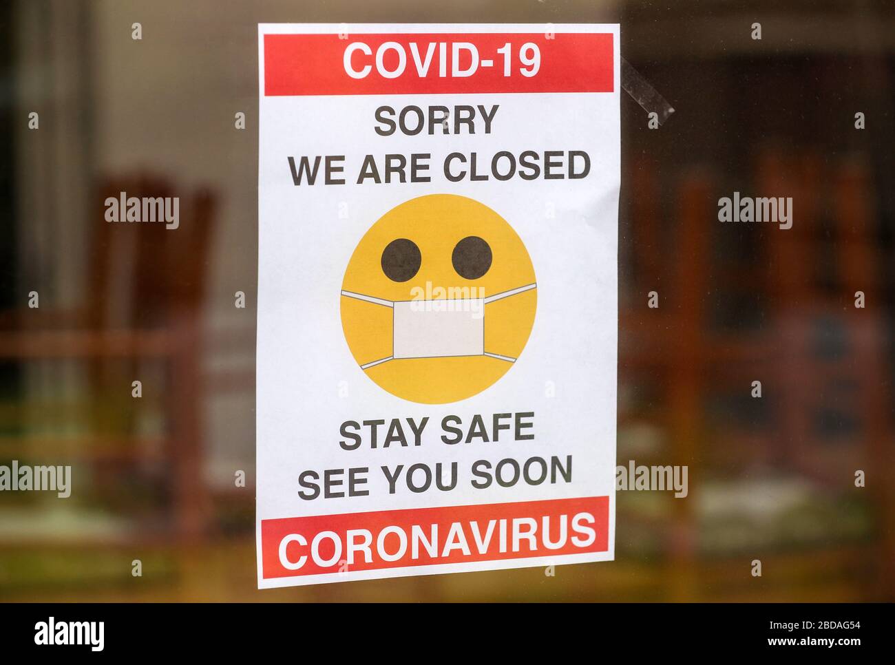 Melden Sie sich im Fenster eines unabhängigen Cafés und Restaurants wegen Coronavirus oder Covid 19 Pandemie in Großbritannien geschlossen Stockfoto