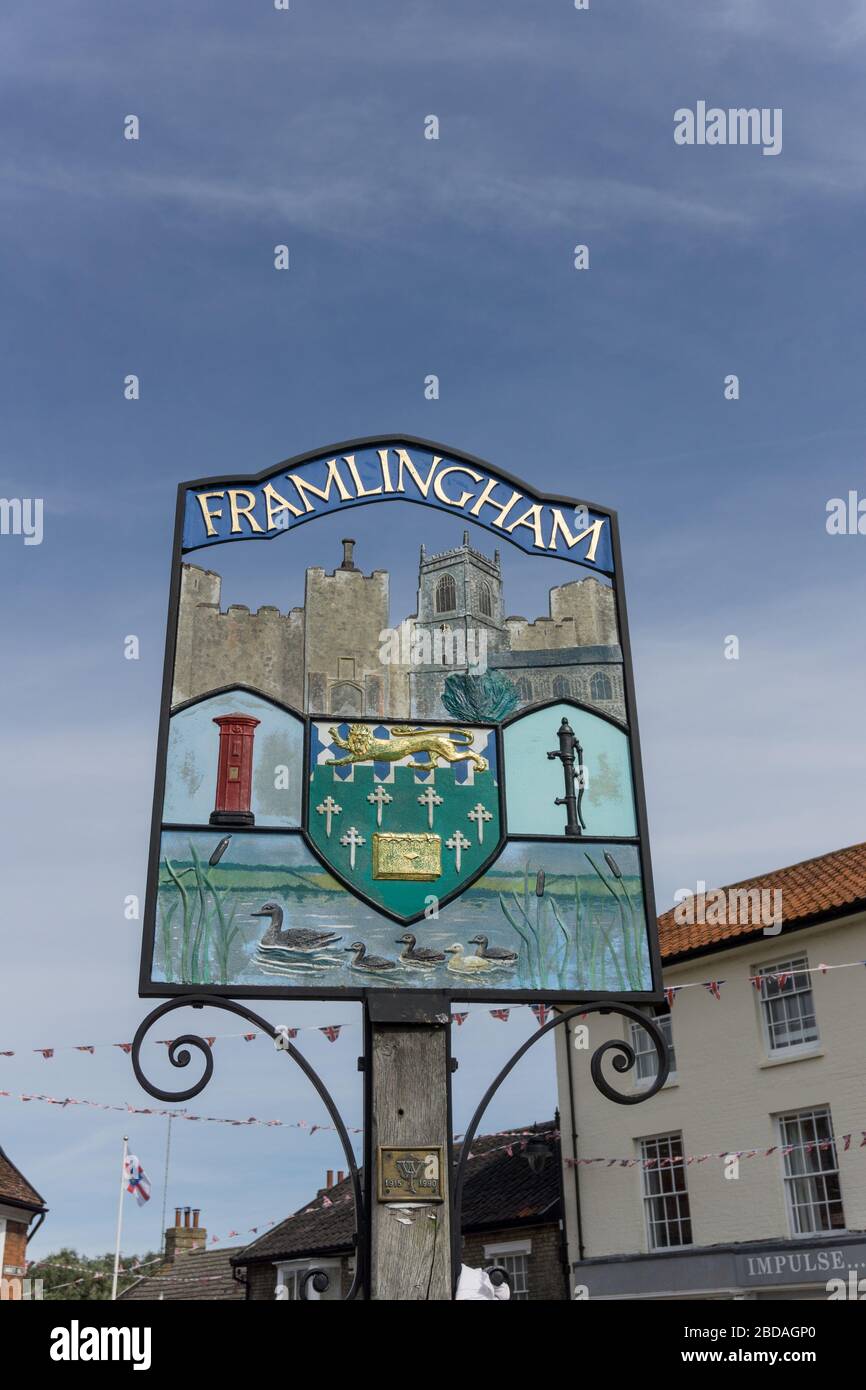 Colouful Stadtschild, auf dem Marktplatz, für Framlingham, Suffolk, Großbritannien Stockfoto