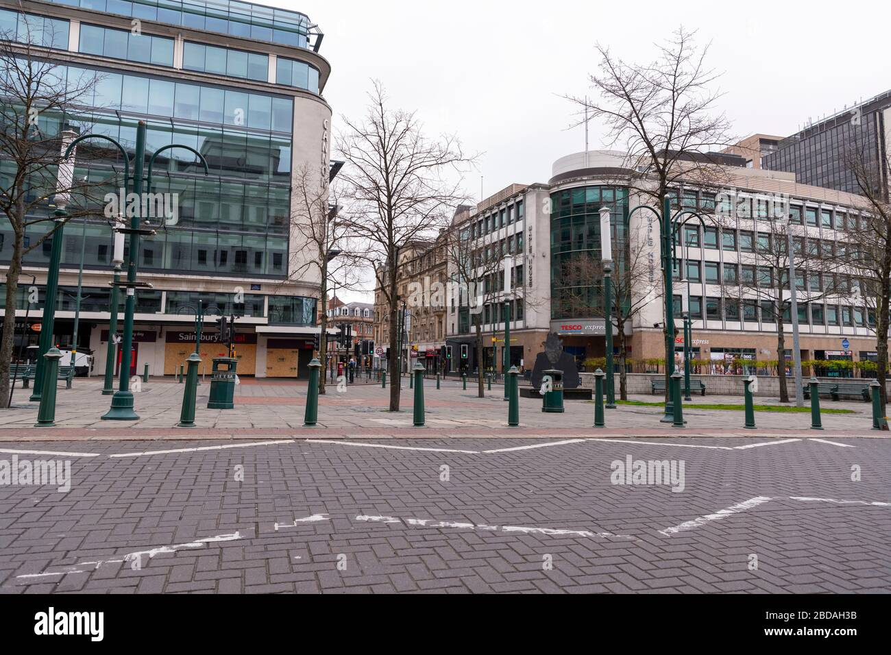 APRIL 2020. THE PRIORY QUEENSWAY, BIRMINGHAM, GROSSBRITANNIEN. Die Innenstadt von Birmingham, Großbritannien, schweigt über das, was normalerweise am Samstagmittag beschäftigt wäre. Covid-19 (Coronavirus) sieht, dass die britische Regierung die Bewegungen der Öffentlichkeit unter einem Lockdown auf wesentliche Reisen beschränkt, nur um die Verbreitung des Virus zu verringern. FOTO VON RICHARD GRANGE www.visioncircus.co.uk pictures@visioncircus.co.uk +44 (0) 7711 147670 Stockfoto