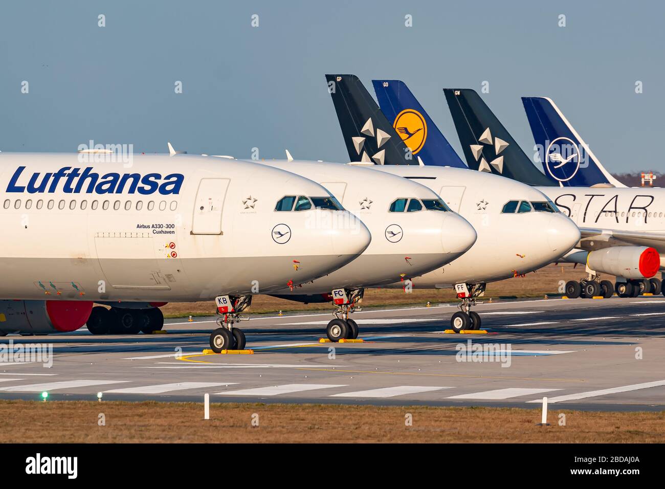 Frankfurt, 7. April 2020: Lufthansa Airbus A330 und A340 geerdet und am Frankfurter Flughafen (FRA) in Deutschland gelagert. Airbus ist ein Flugzeugwahn Stockfoto