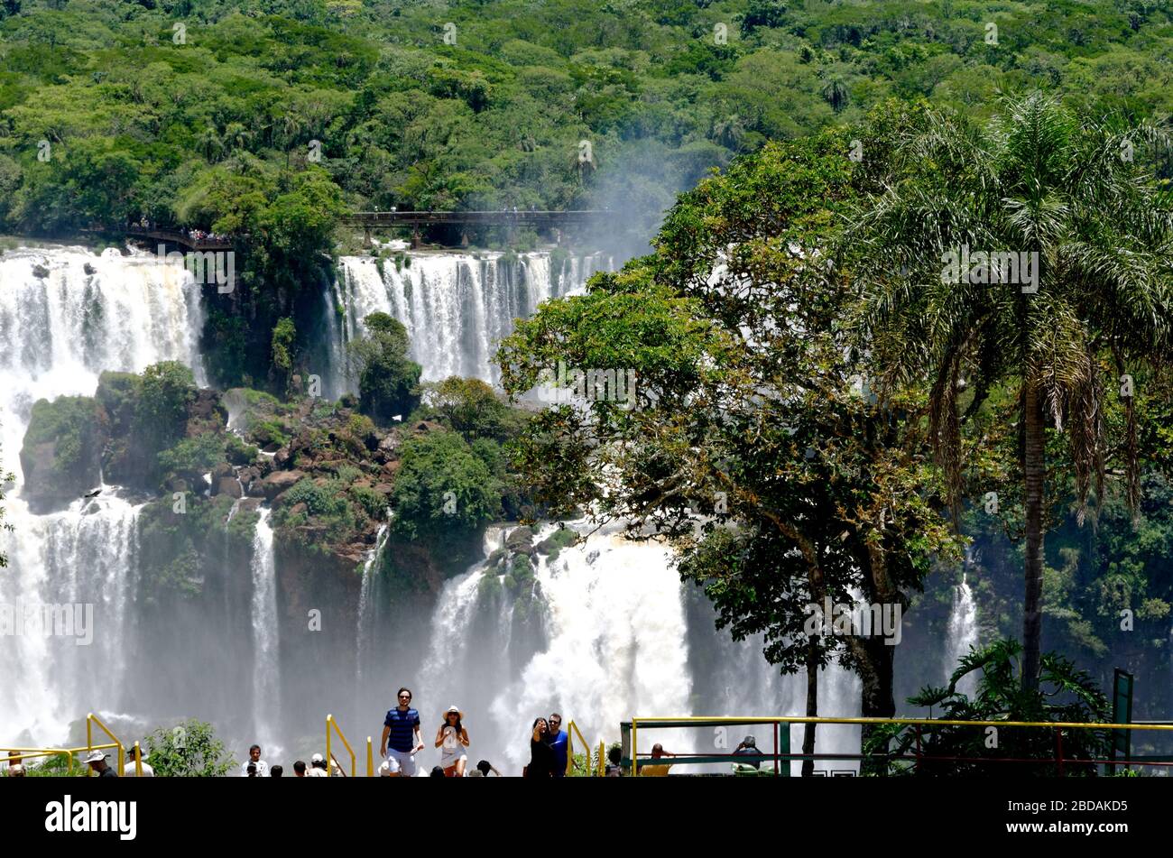 Der mächtige Iguacu Fluss, der über den Rand der Welterbe Wasserfälle in Brasilien fließt Stockfoto