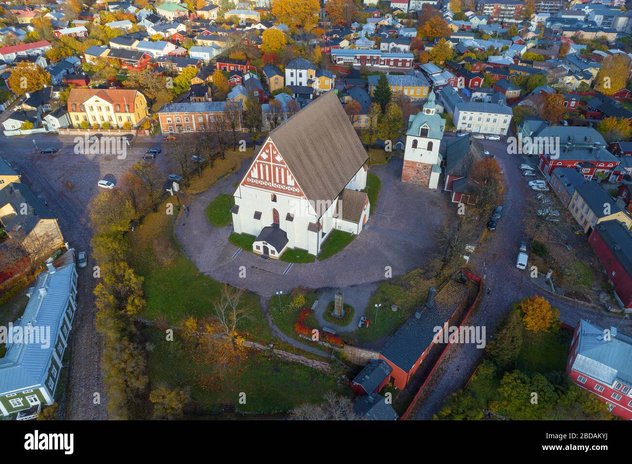 Blick auf den mittelalterlichen Lutherischen Dom am Oktobertag (Luftaufnahmen). Altes Porvoo, Finnland Stockfoto