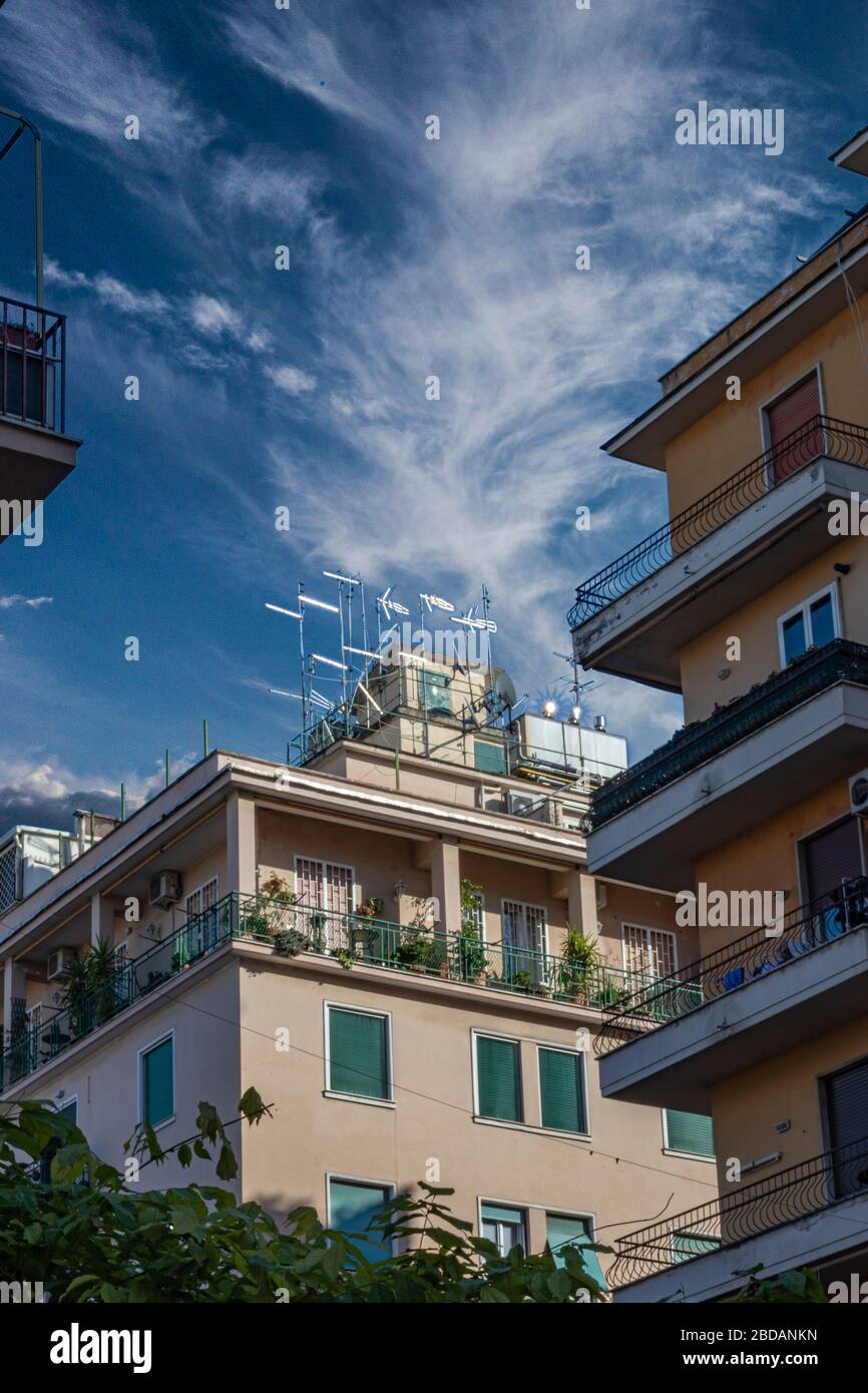 Rom, Italien, 25.12.2019: Hochhaus-Wohnhaus im Zentrum von Rom. Gebäude mit Balkonen, wolkiger Himmel Stockfoto