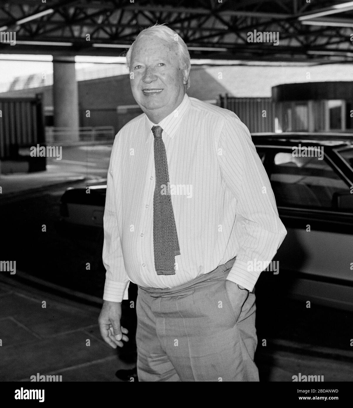 Der ehemalige Premierminister Sir Edward Heath verließ den Londoner Flughafen Heathrow im Juni 1987. Stockfoto