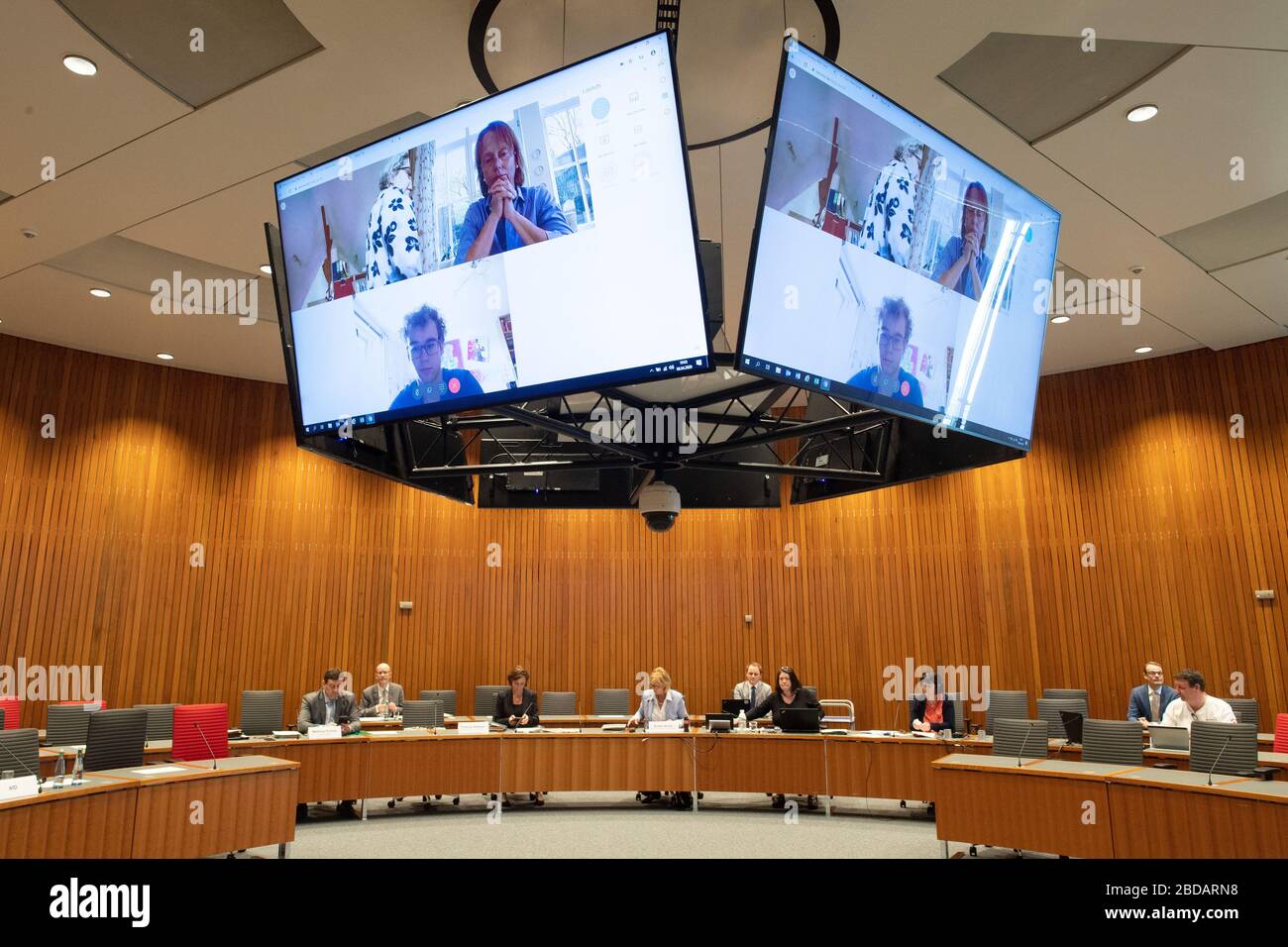 Düsseldorf, Deutschland. April 2020. Der Schulausschuss tagt im Landtag. Einige Mitglieder sind per Video verbunden. Die Landesregierung soll dem Ausschuss über die Szenarien berichten, die für die Qualifizierung aller Schularten in der Corona-Krise geplant sind. Kredit: Federico Gambarini / dpa / Alamy Live News Stockfoto