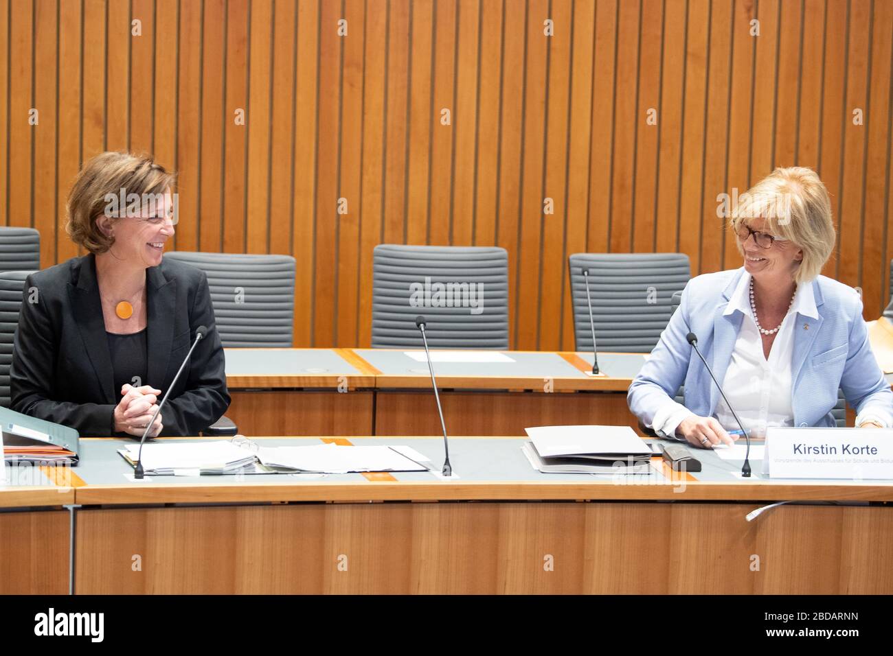 Düsseldorf, Deutschland. April 2020. Vor Beginn der Schulausschusssitzung sprechen Yvonne Gebauer (FDP, l), Bildungsministerin von Nordrhein-Westfalen, und Kirstin Korte (CDU), Vorsitzende des Ausschusses für Schule und Bildung. Die Landesregierung soll dem Ausschuss über die Szenarien berichten, die geplant sind, um in der Coronakrise Qualifikationen für alle Schularten möglich zu machen. Kredit: Federico Gambarini / dpa / Alamy Live News Stockfoto
