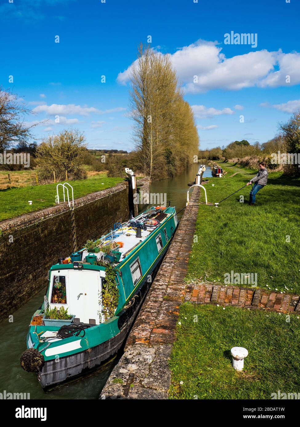 Frau mit Canal Lock, Kennet und Avon Canal, Potters Lock, Great Bedwyn, Wiltshire, England, Großbritannien, GB. Stockfoto