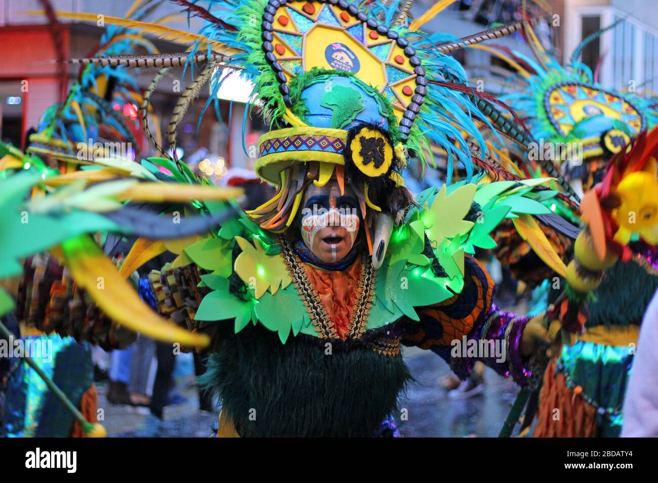 AALST, BELGIEN, 23. FEBRUAR 2020: Unbekannter Karnevalsteilnehmer bei bunten Kostümtänzen im jährlichen Mardi Gras Parade. Stockfoto