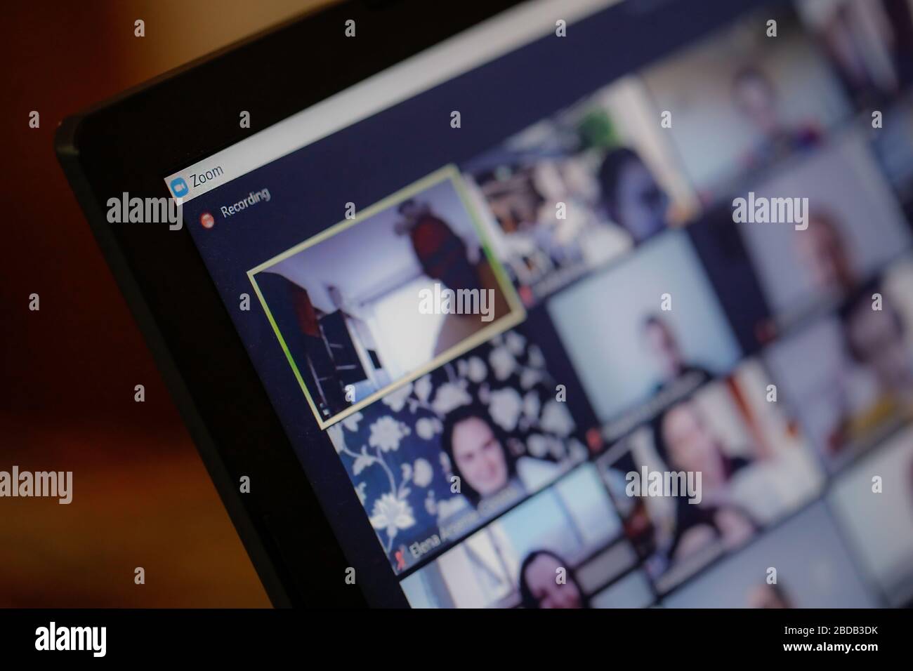 Bukarest, Rumänien - 31. März 2020: Makro- und geringe Schärfentiefe (selektiver Fokus) mit der Videokonferenz-App Zoom - Arbeit von zu Hause aus Stockfoto
