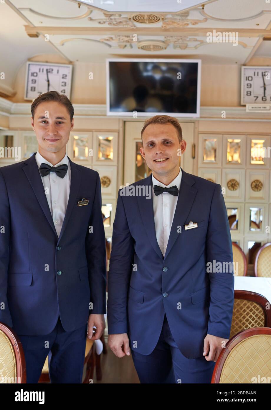 Kellner bei der Arbeit im Restaurantwagen des Zuges; Lebensmitteldienst, Speisewagen, Luxuszug Stockfoto