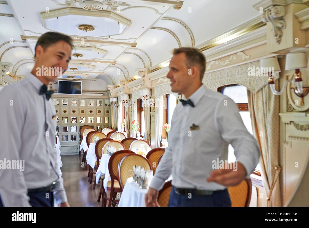 Kellner bei der Arbeit im Restaurantwagen des Zuges; Lebensmitteldienst, Speisewagen, Luxuszug Stockfoto