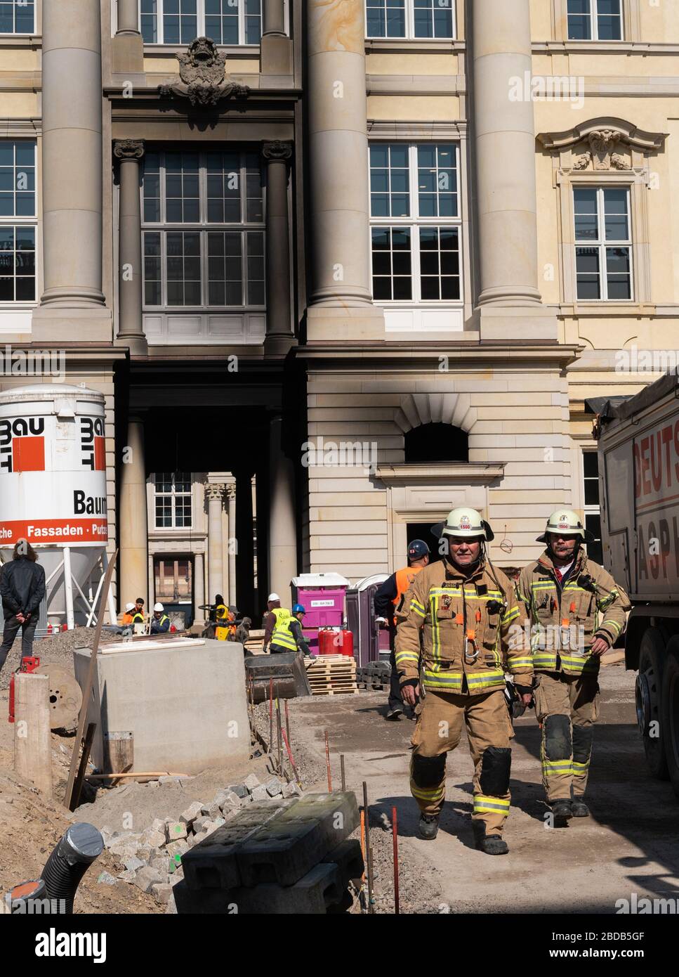 08. April 2020, Berlin: Feuerwehrleute spazieren vor dem Berliner Humboldt Forum, wo es einen Brand gab. Bei dem Brand an der Baustelle wurde eine Person verletzt. Foto: Christophe Gateau / dpa Stockfoto