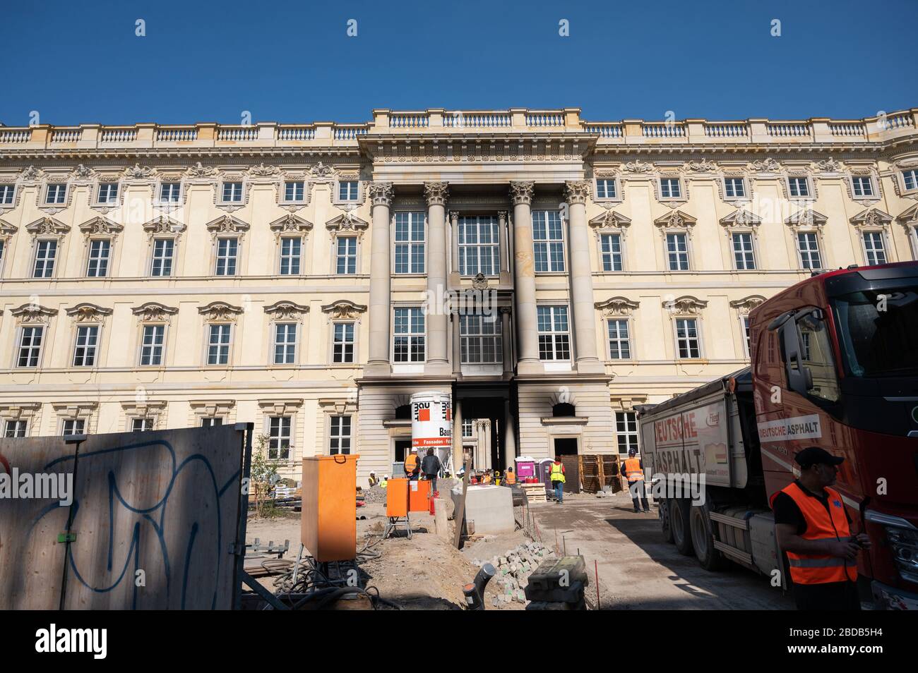 08. April 2020, Berlin: Ein Eingang zum Berliner Humboldt Forum ist beschottet. Bei dem Brand auf der Baustelle wurde eine Person verletzt. Foto: Christophe Gateau / dpa Stockfoto