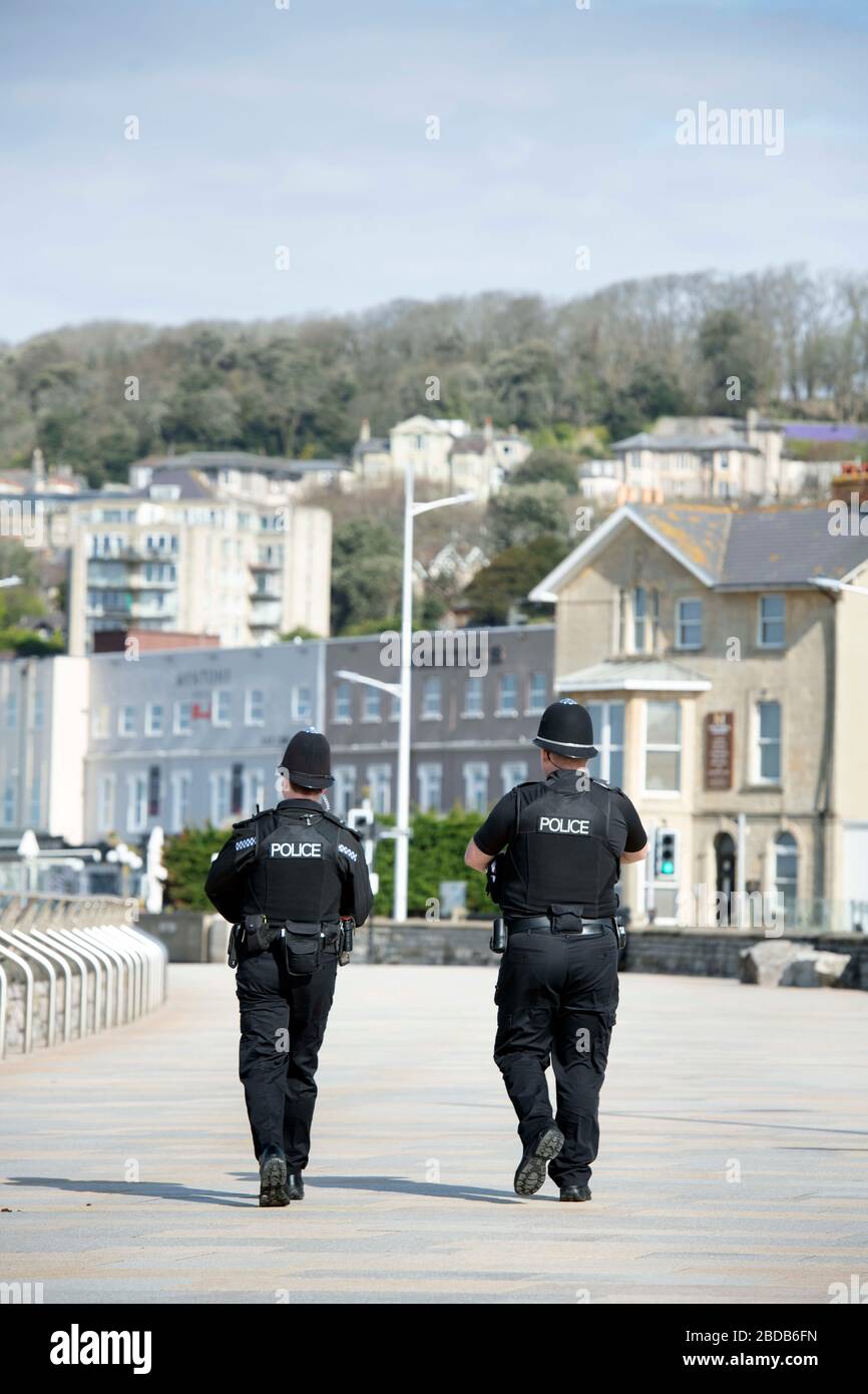 Die Polizei patrouilliert an der nahe gelegenen Küste von Weston-super-Stute während der Sperrung des Coronavirus UK Stockfoto