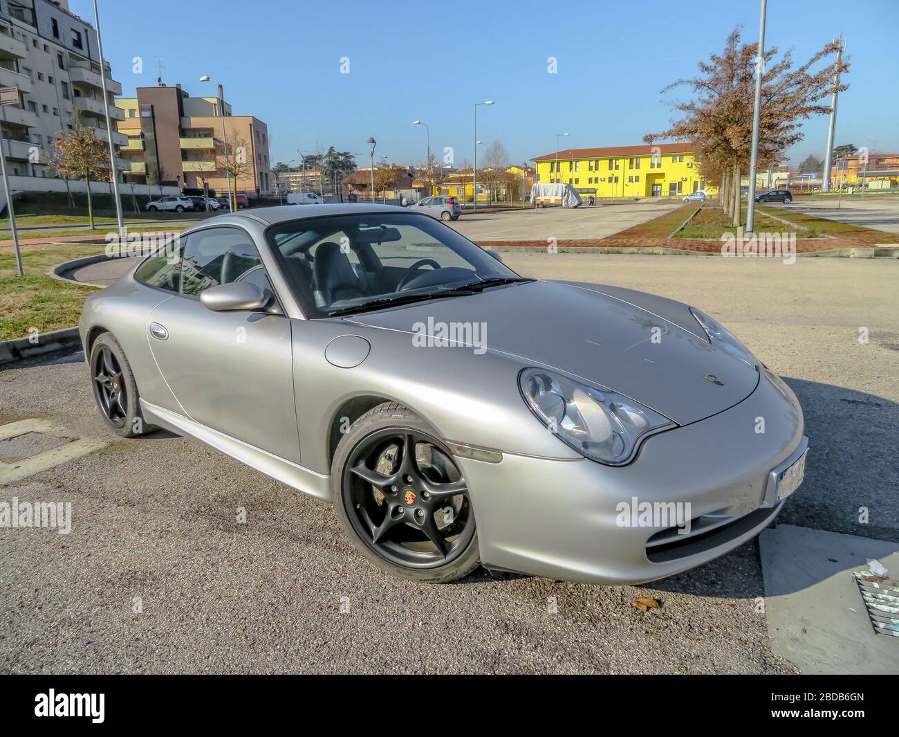 Bologna, Italien - 6. Februar 2019: Dreiviertel Blick auf einen grauen Turbosportwagen, Porsche Carrera 996 oder Porsche 911 in einem Stadtpark. Stockfoto