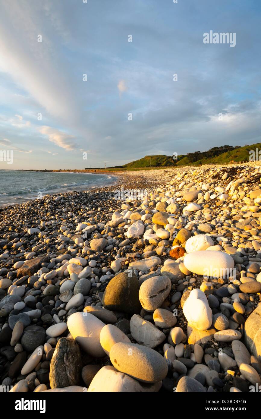 Steiniger Strand in der Nähe von Glenburn, Wairarapa, Neuseeland Stockfoto