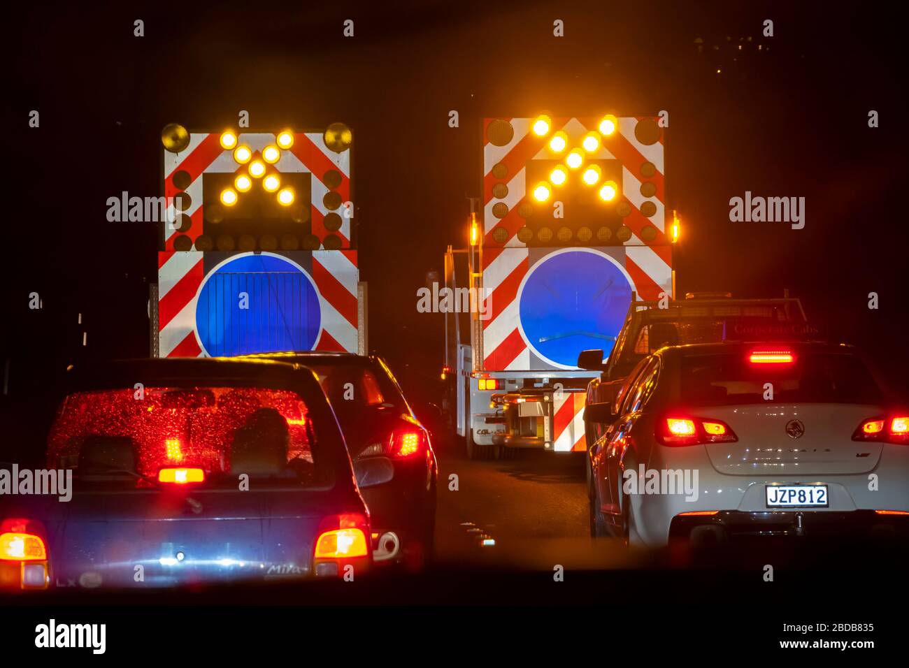 LKW zur Verkehrskontrolle, die die Straße schützen, arbeiten am State Highway One, Wellington, Neuseeland Stockfoto