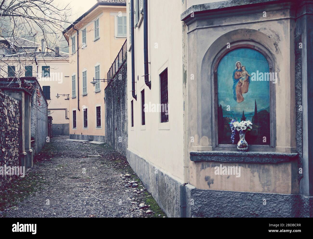 Alte Heilige Aedikula In Der Italienischen Engen Straße Stockfoto