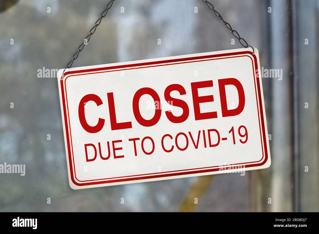 Geschlossenes Schild aufgrund von Covid-19, Coronavirus Outbreak Lockdown, am Fenster eines Ladens. Konzept der Wirtschaftskrise Stockfoto