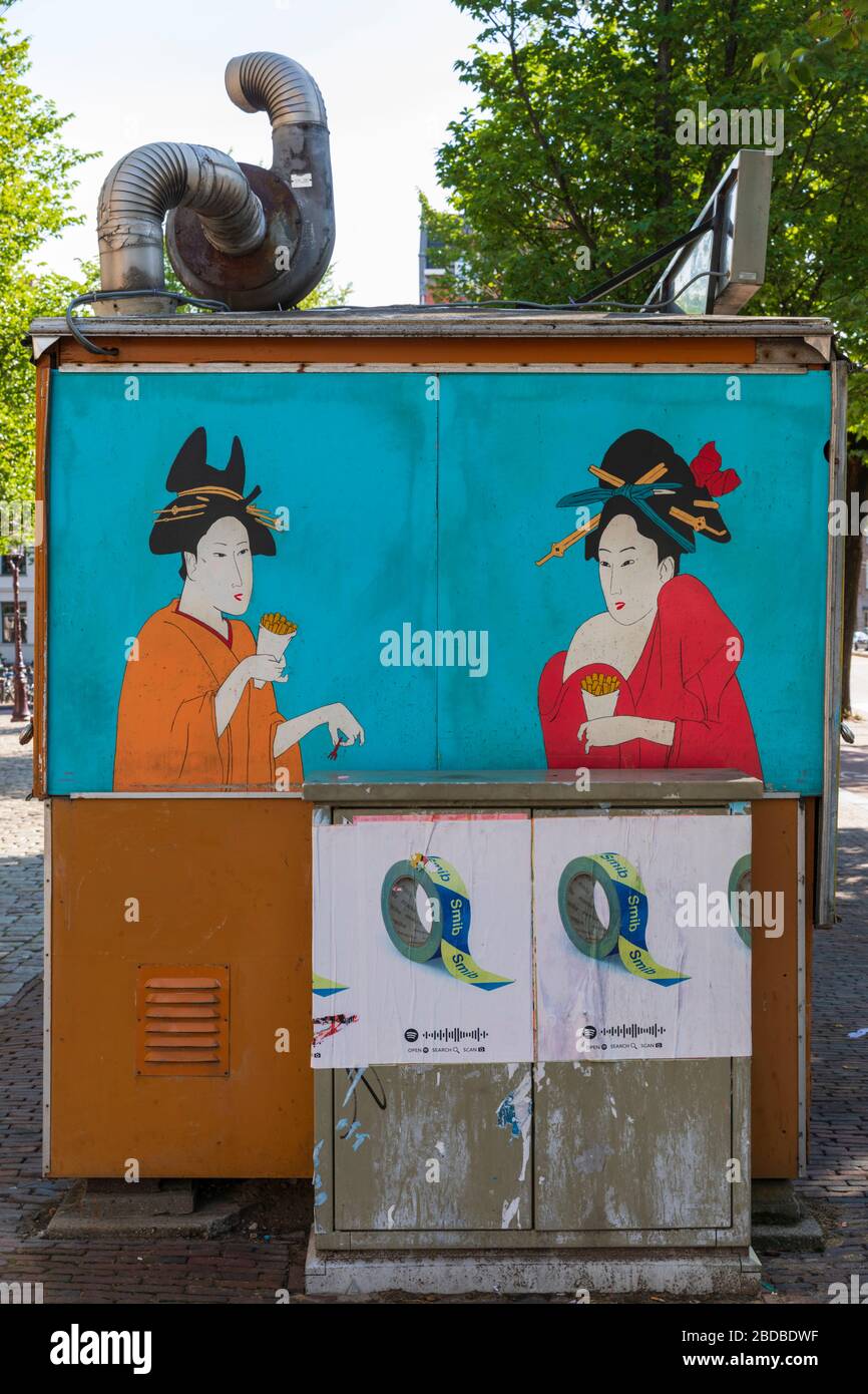 Ein Wandbild von zwei Geisha an der Seite eines Outdoor-Food-Kiosks in Amsterdam, Niederlande. Stockfoto